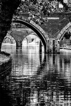 Zicht op de Hamburgerbrug, de Weesbrug, Smeebrug, Geertebrug en Vollersbrug in Utrecht. van André Blom Fotografie Utrecht