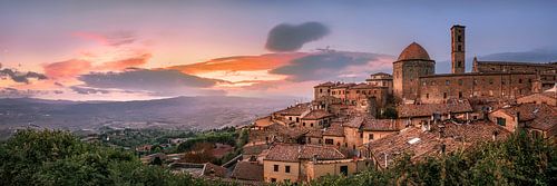 De stad Volterra in Toscane, Italië bij zonsondergang