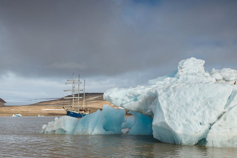 Tall Ship Barquentine Antigua in de wateren rondom Spitsbergen van Menno Schaefer