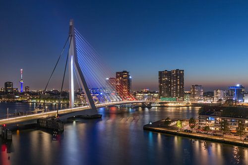 De Erasmusbrug in Rotterdam in Rood, Wit, Blauw 