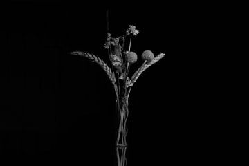 Bloemen low key zwart/wit stilleven van Fotografie Sybrandy