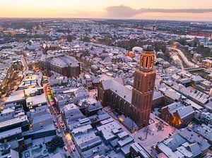 Zwolle Peperbus Kirchturm während eines kalten Wintersonnenaufgangs
