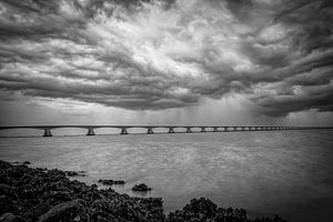 Zeelandbrug dunkle Wolken in schwarz und weiß