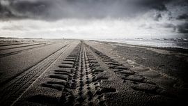 Reifenspuren am Strand von Vlieland, in Richtung Vliehors von Hans de Waay