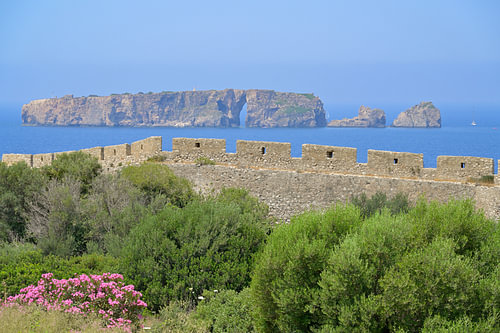Die Burgmauer von Neokastro mit Blick über das Meer auf die Insel Sphakteria bei Pylos
