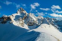 Besneeuwde Trettachspitze op een zonnige winterdag
