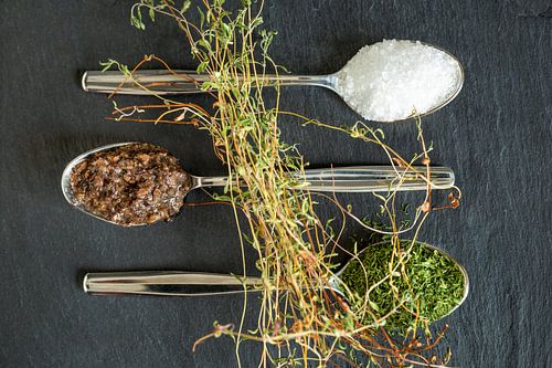 Zout, tapenade, dille & verse tijm op leisteen