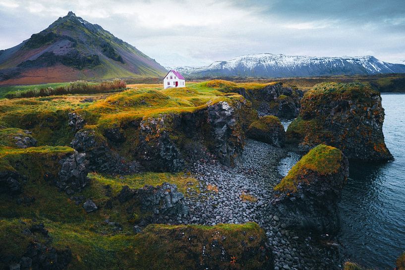 Die Hütte in Arnastapi Island von Yvonne de Bondt