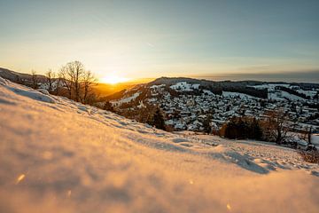 Oberstaufen in de winter bij zonsondergang