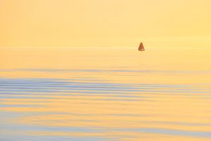 Ein Segelschiff auf dem IJsselmeer bei Sonnenuntergang