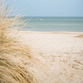 Baaber Strand mit Düne, Sand und Fischerboot von Mirko Boy