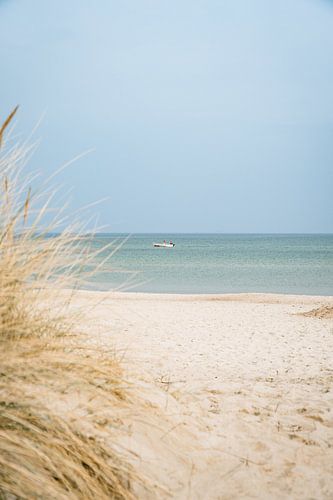 Baaber Strand mit Düne, Sand und Fischerboot