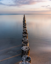 Buhnen bei Sonnenaufgang von Oliver Preuß