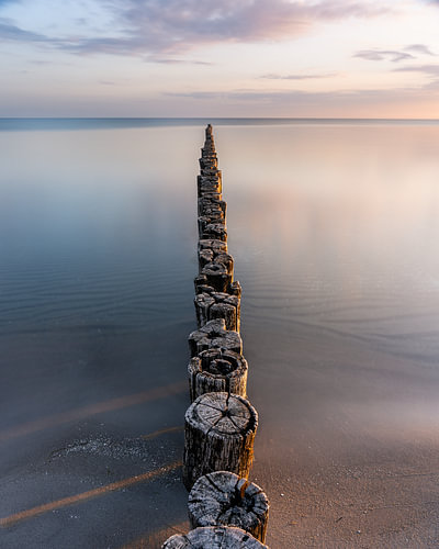 Buhnen bei Sonnenaufgang