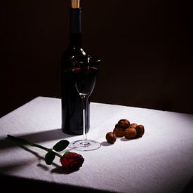 Stilleven met rode wijn en rode roos van Rudy Rosman