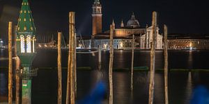 Venedig - Nächtlicher Blick durch den Hafen Traghetto Gondole Molo auf San Giorgio Maggiore