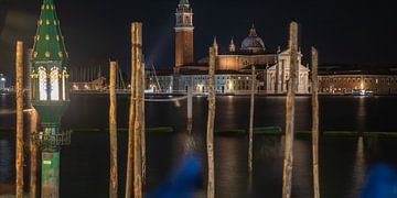 Venedig - Nächtlicher Blick durch den Hafen Traghetto Gondole Molo auf San Giorgio Maggiore von t.ART
