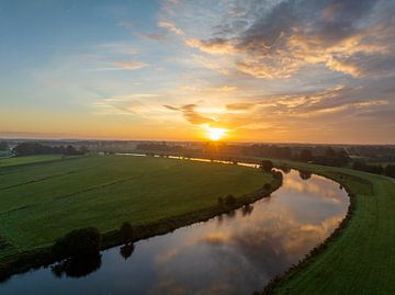 Vecht rivier van boven gezien tijdens zonsopkomst in de herfst in Overijssel van Sjoerd van der Wal Fotografie