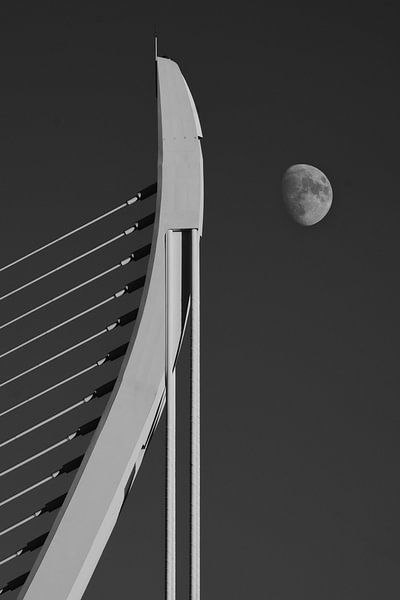Lune à côté du pont Assut de l'Or à Valence par Bart Wilmer