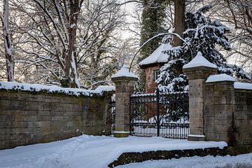 De poort van het kasteelpark van Herleshausen in de winter van Roland Brack
