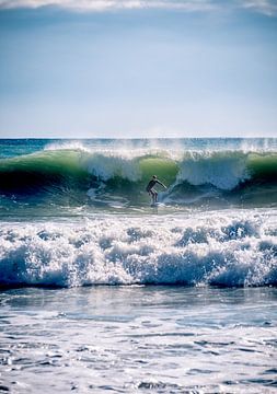 Surfer sur les vagues sur Jellie van Althuis