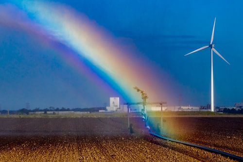 Regenbogen bei der Bewässerung des Ackerlandes