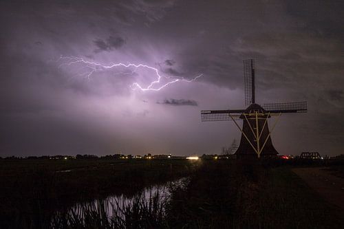 Holländische Mühle mit Gewitter