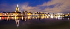 Skyline von Deventer am Fluss IJssel während eines kalten Winterabends