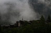 De Mist en avond valt in Blatten bei Naters Zwitserland van Paul Wendels thumbnail
