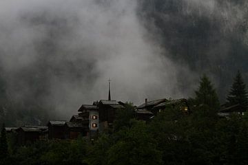 De Mist en avond valt in Blatten bei Naters Zwitserland