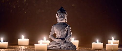 Mediterende Boeddha met kaarslicht