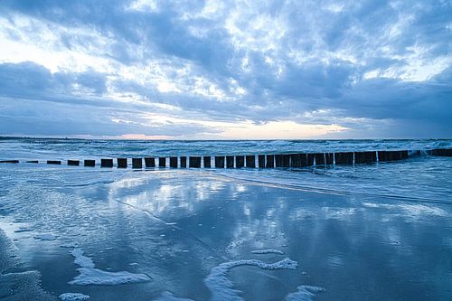 Buhne in Zingst aan de Oostzee, reikend in zee