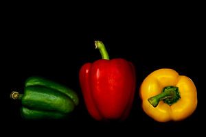 Stillleben Makro Paprika rot gelb grün auf schwarz