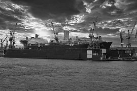 Hamburger Hafen - Frachter im Dock von Steve Kitzmann