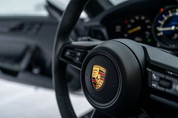 Logo Porsche op het stuur van een Porsche 911 van Bas Fransen