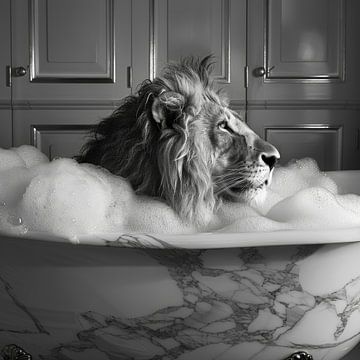 Un lion majestueux dans la baignoire - une œuvre d'art imposante pour vos toilettes sur Felix Brönnimann