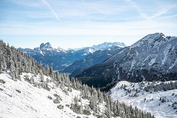 Blick auf die Tannheimer Berge und die Zugspitze von Leo Schindzielorz