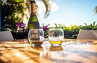 Champagnerflasche und Gläser auf tropischer Insel