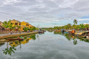 Thu Bon river in Hoi An by Richard van der Woude