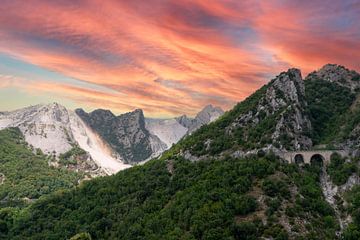 Sonnenuntergang in den Marmor Bergen von Carrara in der Toskana, Italien