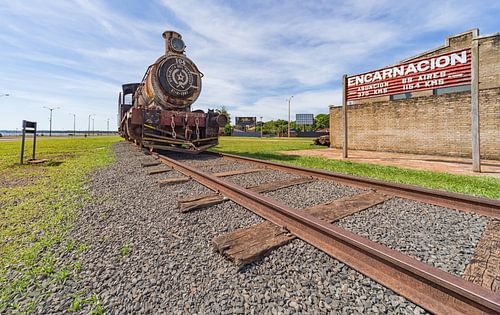 Oude verroeste stoomlocomotief in Encarnacion, Paraguay