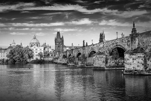 Vltava-oever met Karelsbrug - Monochrom