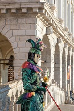 Costume de carnaval près du Pont des Soupirs à Venise sur t.ART