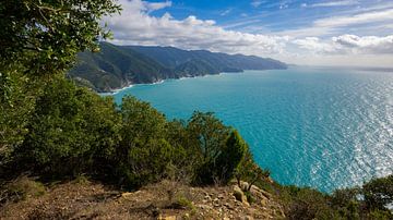 Panoramablick auf alle 5 Dörfer der Cinque Terre in Italien an einem sonnigen Tag von Robert Ruidl