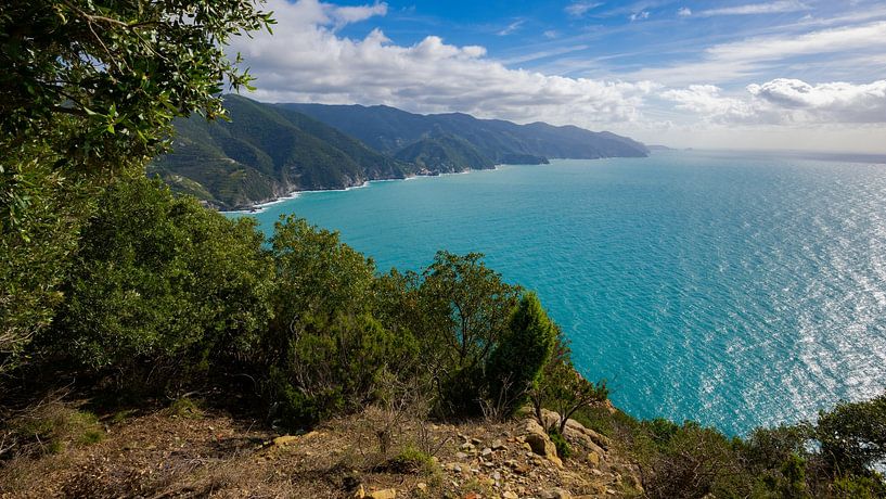 Vue panoramique des 5 villages des Cinque Terre en Italie par une journée ensoleillée par Robert Ruidl