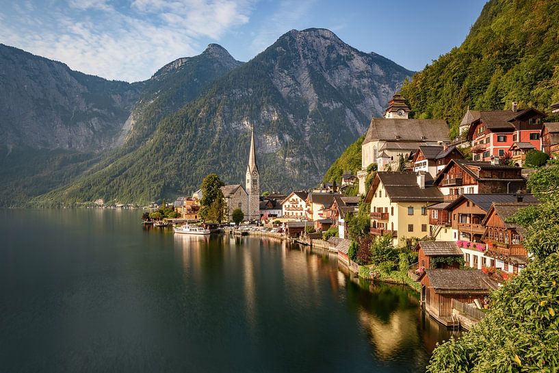 Morgensonne in Hallstatt in Österreich von Michael Valjak