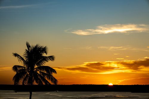 Tropische zonsondergang op het meer