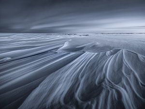 Schneeverwehungen hinterlassen schöne Schneedünen in der Landschaft
