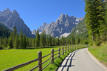A path in the Val Fiscalina valley, with the peaks of the Dolomites in the background