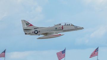 Flyby Douglas TA-4J Skyhawk. van Jaap van den Berg
